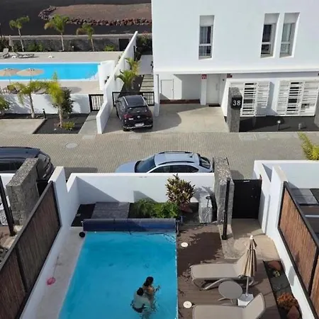 빌라 Frente Al Mar En Con Piscina Y Aparcamiento - Es-175-43 *