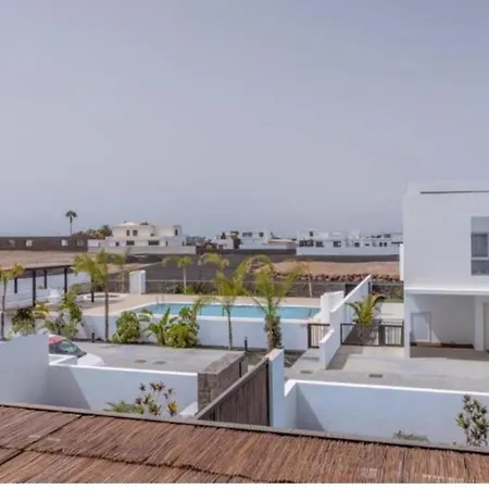 빌라 Frente Al Mar En Con Piscina Y Aparcamiento - Es-175-43 *